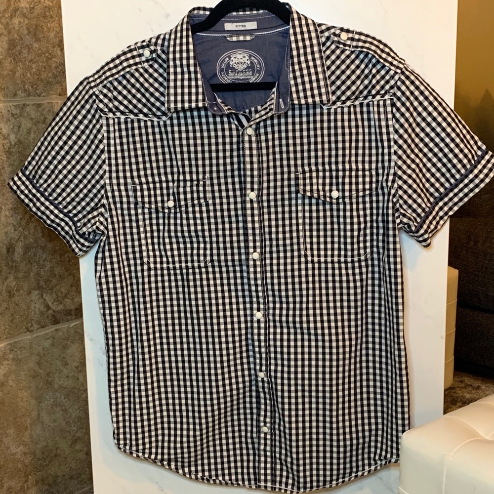 Checkered men’s button shirt 👕
